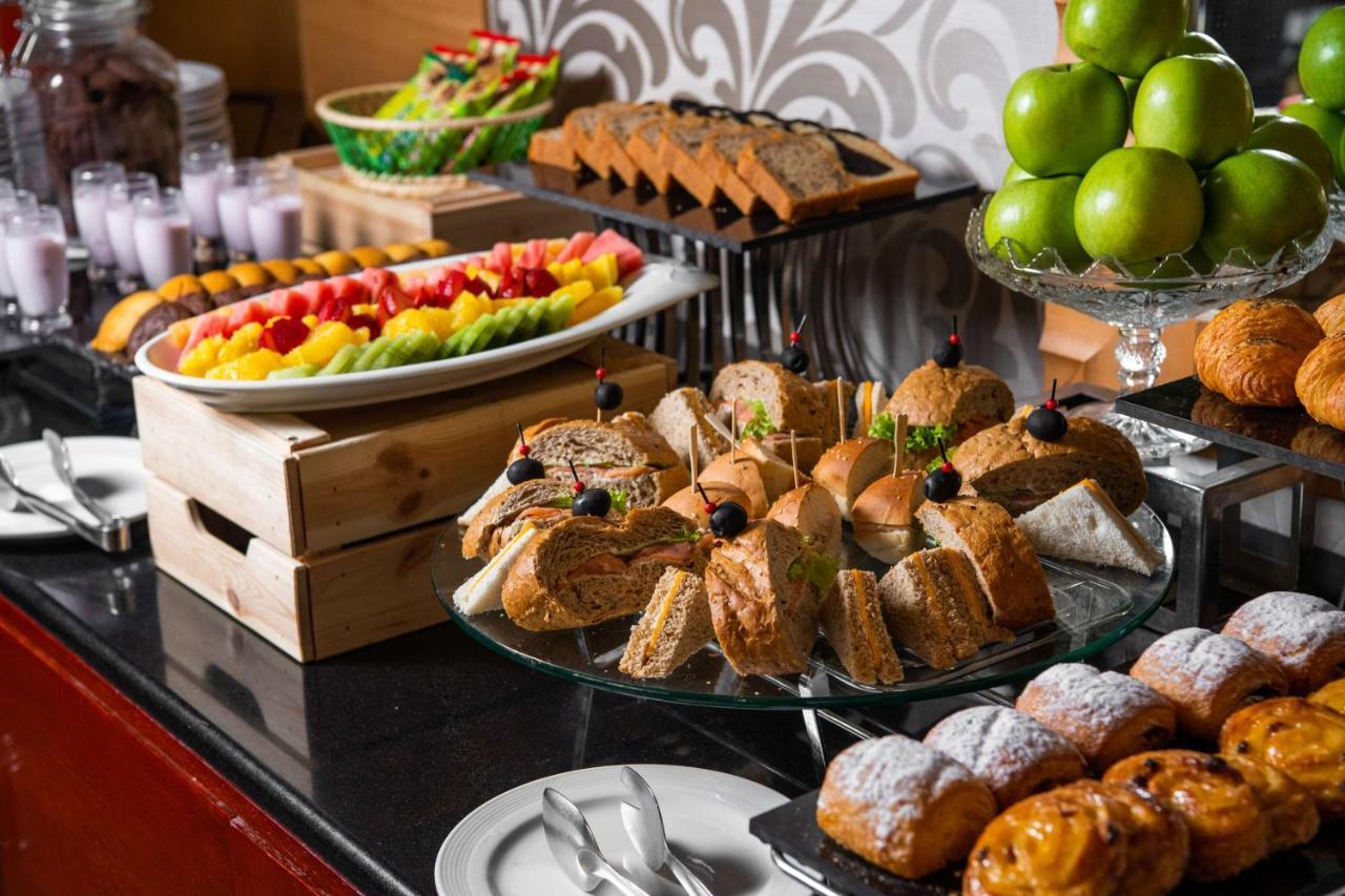 Radisson Blu Hotel, Riyadh Exterior photo A buffet
