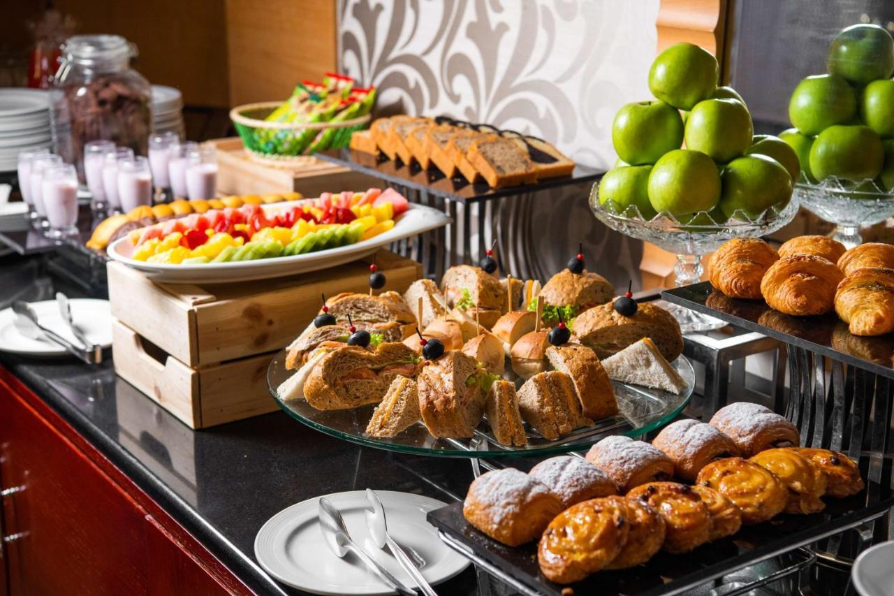Radisson Blu Hotel, Riyadh Exterior photo A buffet at a hotel