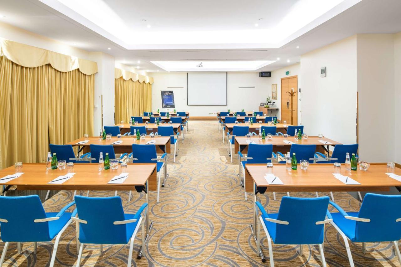 Radisson Blu Hotel, Riyadh Exterior photo Meeting room