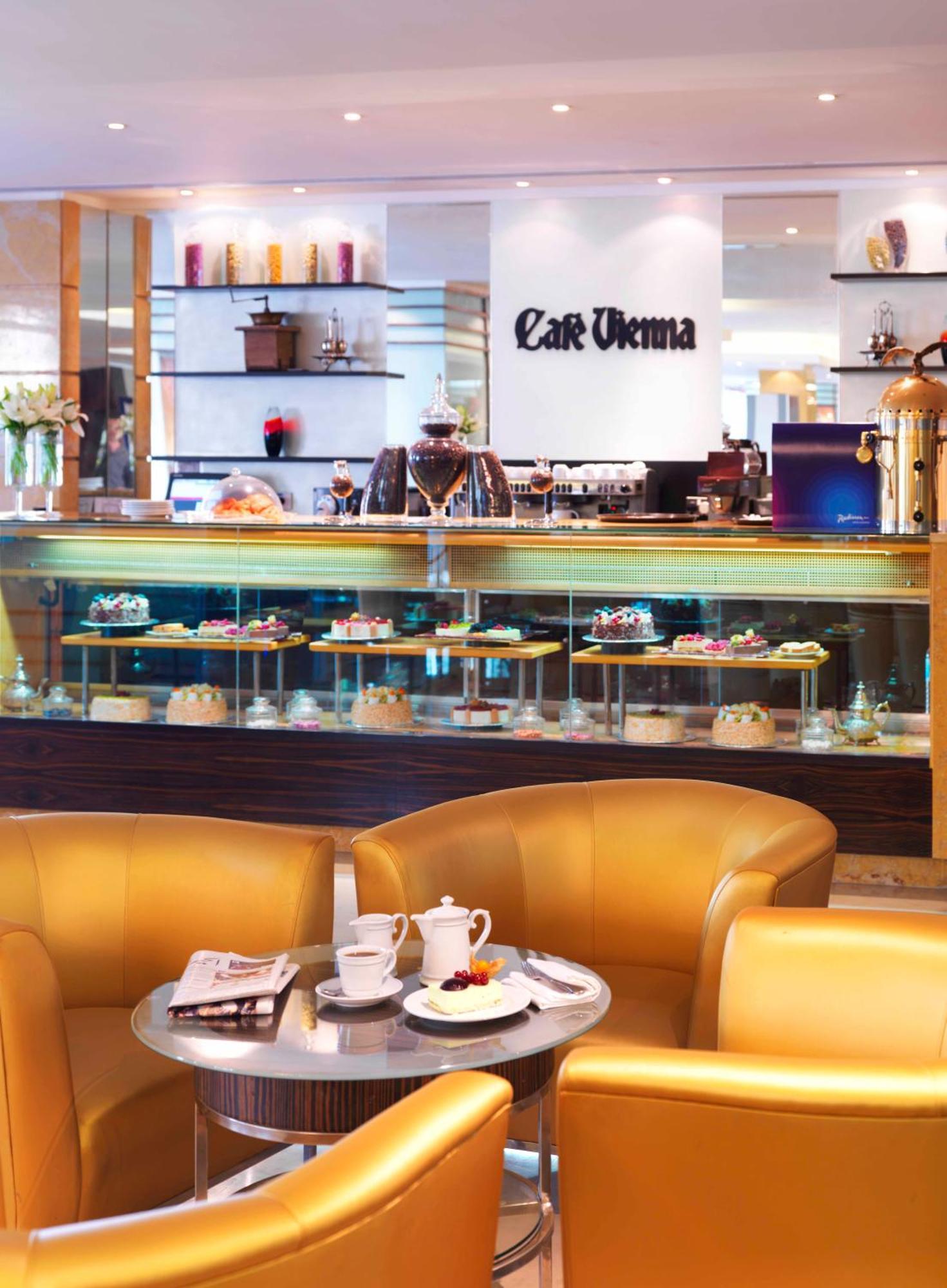 Radisson Blu Hotel, Riyadh Exterior photo Café Vienna