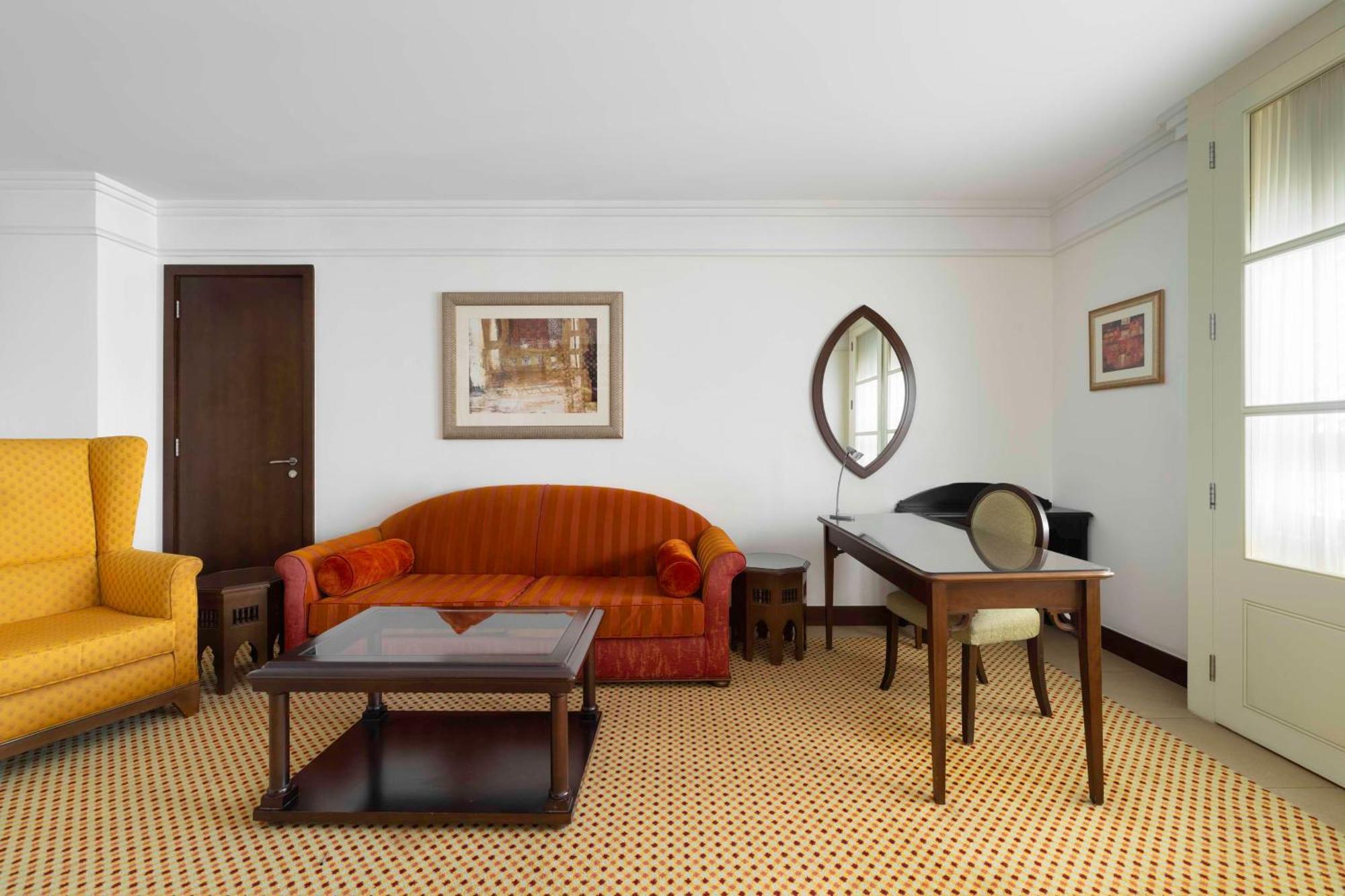 Radisson Blu Hotel, Riyadh Exterior photo A room with carpet